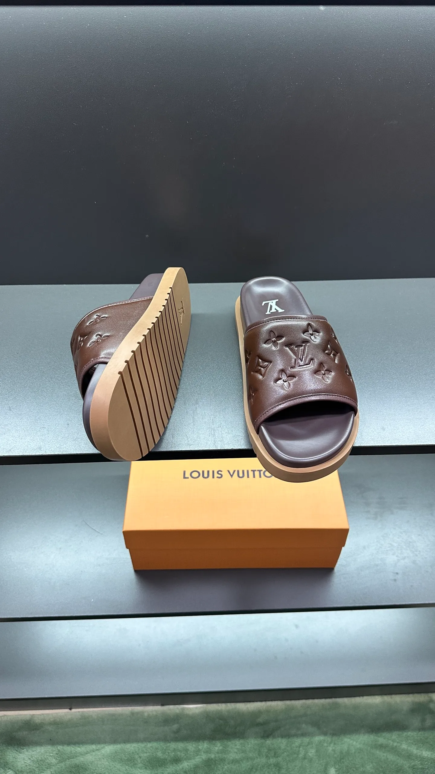 [L Home] P: 300💰Size: 38-45 Top purchasing lv men's summer slippers, classic presbyopia with soft real leather lining, unique color splicing effect, distinctive personality, fashionable and trendy essential style, light and comfortable. Lightweight and tough rubber insole, micro ridged foam outsole, super comfortable!